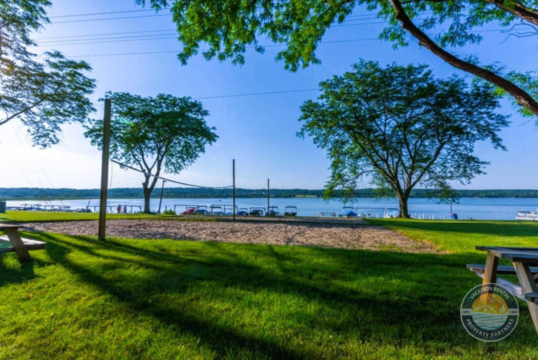 Interior 2, Lake Geneva Condo With Pool, Fireplace & Parking, Walworth