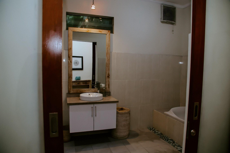 Bathroom 2, Central Seminyak Villa Martini, Badung