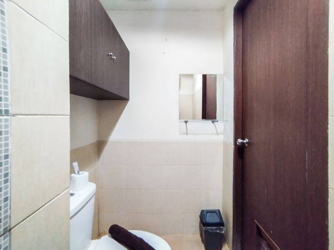 Bathroom 2, Modern Studio Design At Harvard Jatinangor Apartment, Sumedang