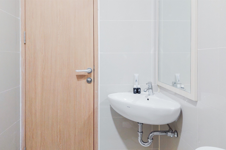Bathroom 4, Good Choice And Strategic Studio Apartment B Residence Near Ice Bsd, South Tangerang