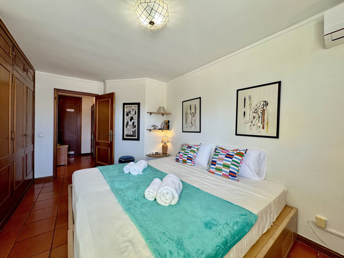 Room 2, Vilamoura Central 12 With Pool by Homing, Loulé