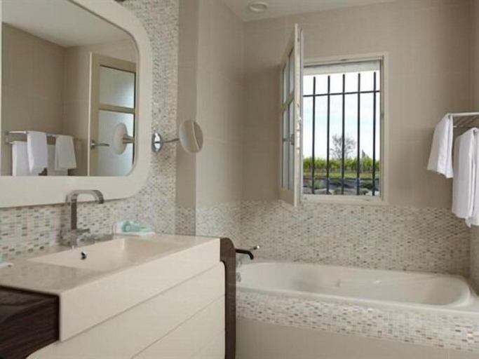 Bathroom 4, Château la Rose Perriere, Gironde
