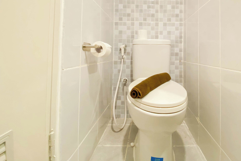 Bathroom 4, Warm And Minimalist Studio Tokyo Riverside Pik 2 Apartment, Tangerang