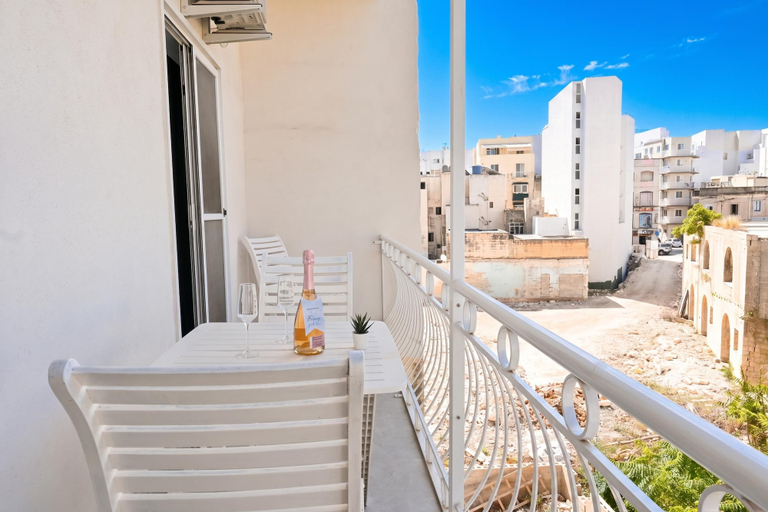 Balcony 2, Yacht Marina View - Modern 3 Bdrs Apart M