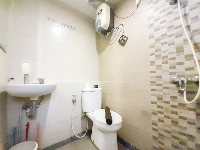 Bathroom 4, Homey And Warm 1Br At Student Castle Yogyakarta Apartment, Sleman