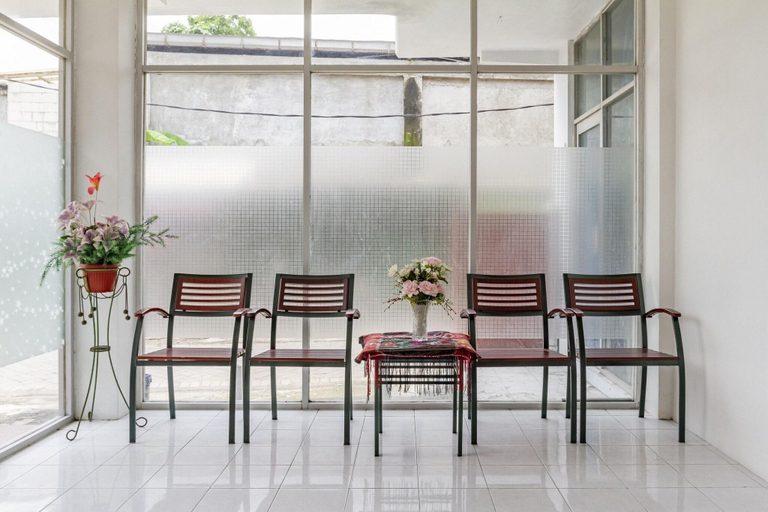 Public Area 2, RedDoorz Plus @ Gunungsari Surabaya, Surabaya