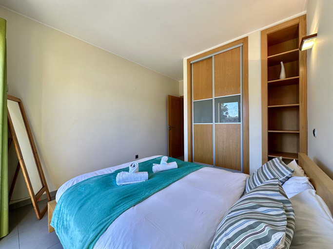 Room 5, Quarteira Stylish 3 With Pool by Homing, Loulé