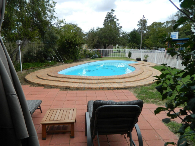 Sport & Beauty 3, Orana Windmill Motel, Gilgandra