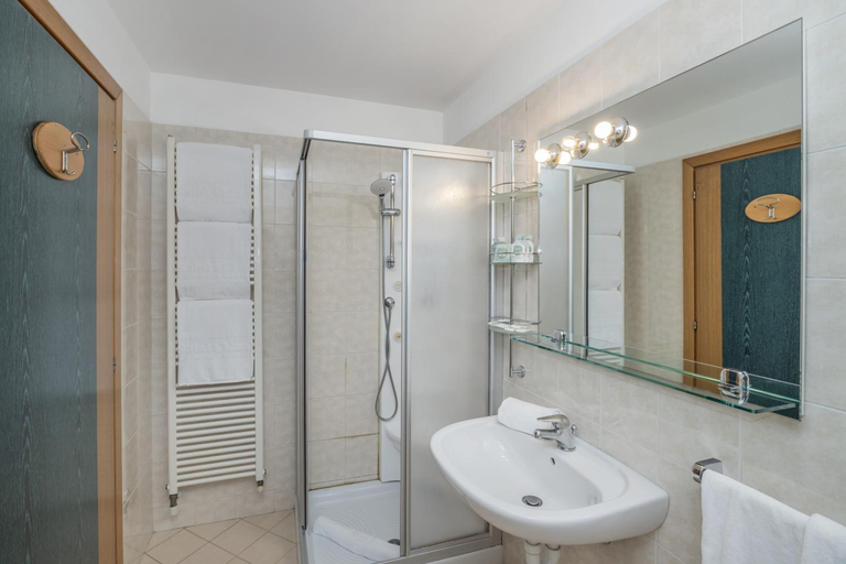 Bathroom 4, Hotel Santanton, Sondrio