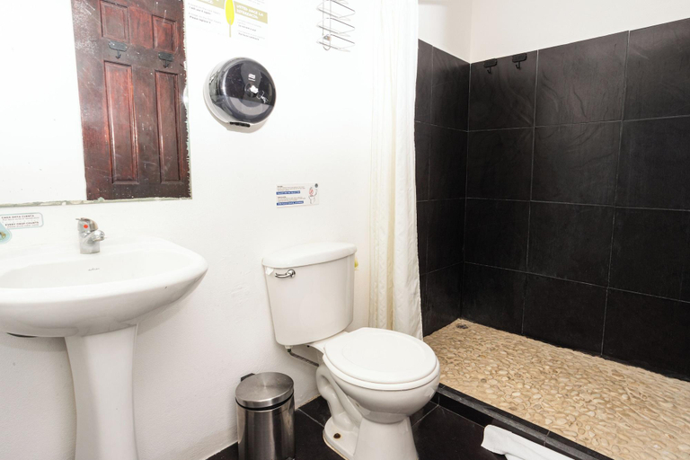 Bathroom 4, El Faro Beach Hotel, Aguirre