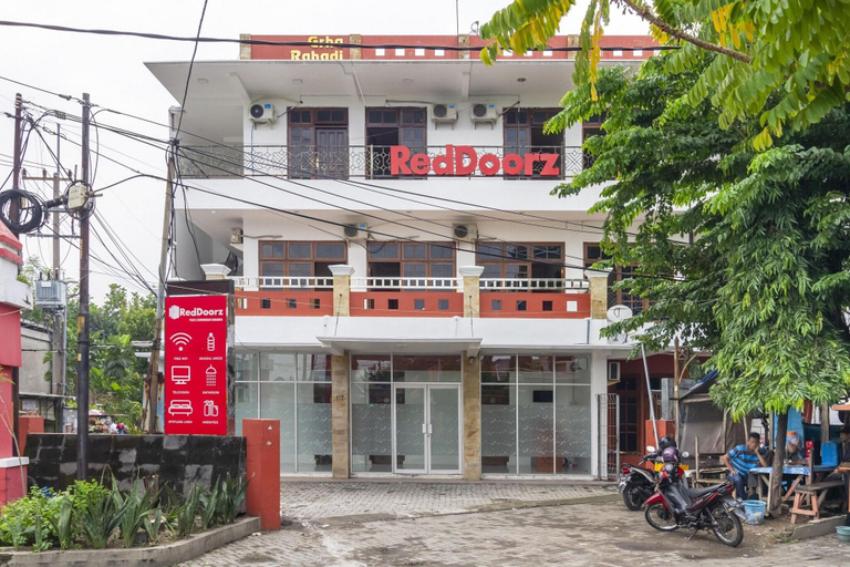 Exterior & Views 1, RedDoorz Plus @ Gunungsari Surabaya, Surabaya