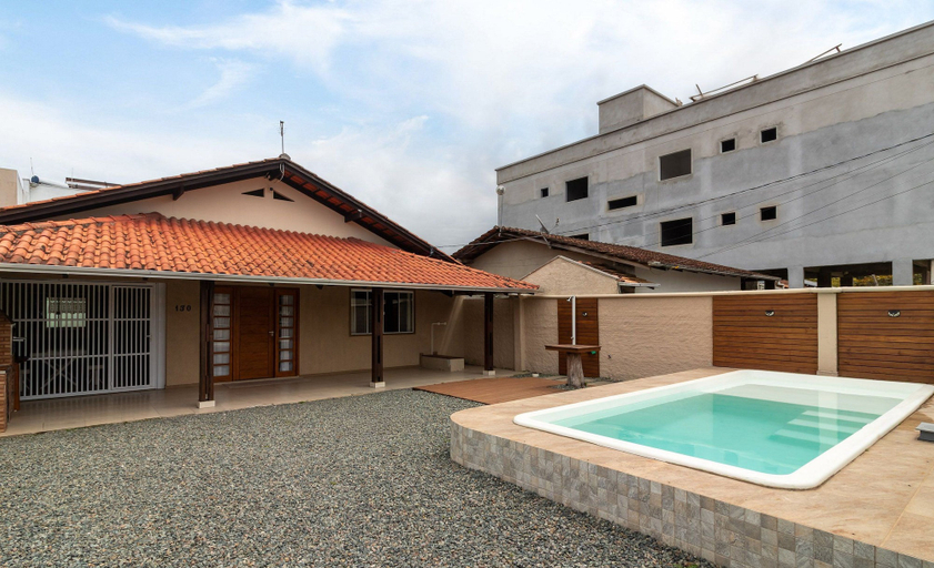 Pool, 4 BR House w/ Pool, 500m From Beto Carrero Jrs0130, Penha