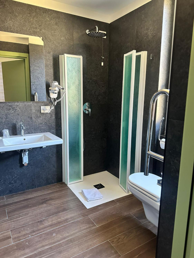 Bathroom 2, Hotel Arno, Milano