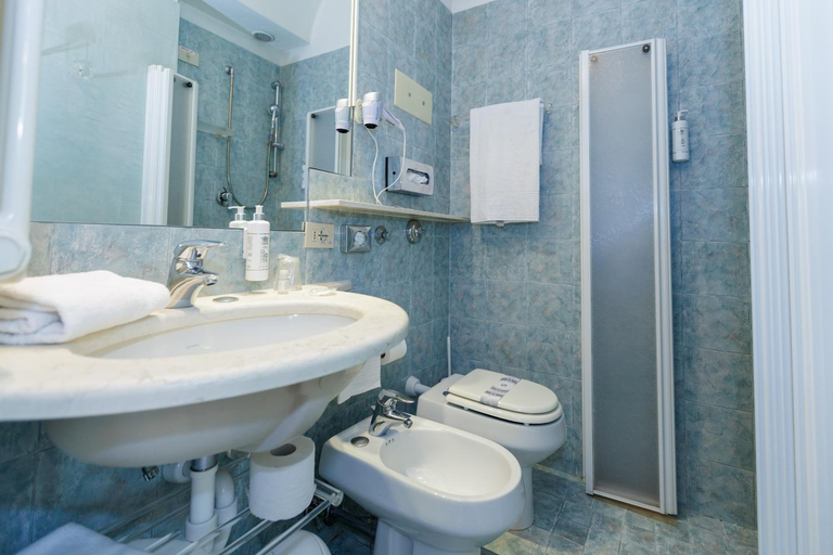 Bathroom 5, Termeterna Resort, Padua