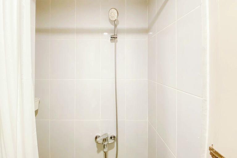 Bathroom 5, Warm And Minimalist Studio Tokyo Riverside Pik 2 Apartment, Tangerang