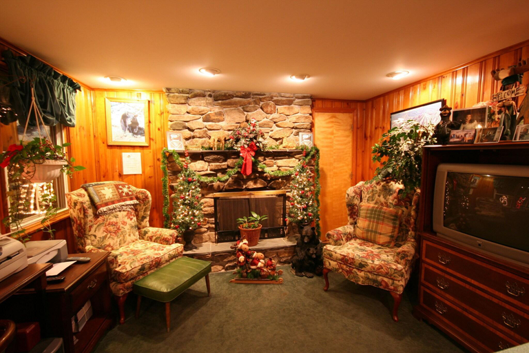 Public Area, Nootka Lodge, Grafton