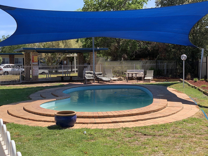 Sport & Beauty 5, Orana Windmill Motel, Gilgandra