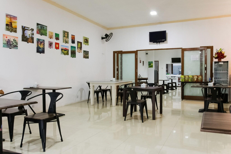 Public Area 4, OYO 90012 Guest House Cahaya 7296, Makassar