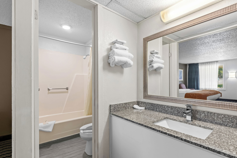 Bathroom 4, Rodeway Inn Sharonville - Cincinnati North, Cincinnati