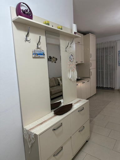 Others 3, Sole Inn, Durrësit
