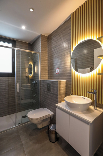 Bathroom 3, Beachcomber 2-BR Apartment in Larnaca, Larnaca
