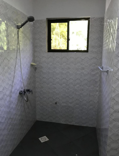 Bathroom, Tayana Place, Kusini
