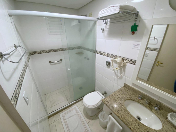 Bathroom 4, Altadomo Hotel, Santa Maria