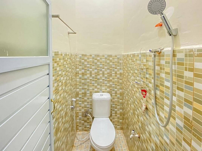 Bathroom 5, Pelangi Guest House Palembang RedPartner, Palembang
