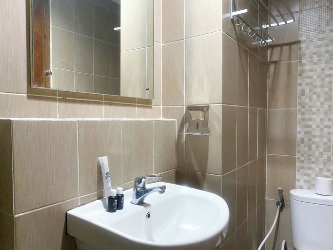 Bathroom 3, Best Homey Studio At Enviro Apartment, Cikarang