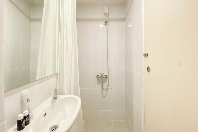 Bathroom 2, Warm And Minimalist Studio Tokyo Riverside Pik 2 Apartment, Tangerang