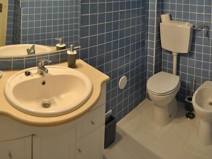 Bathroom 3, Tagus Host, Santarém