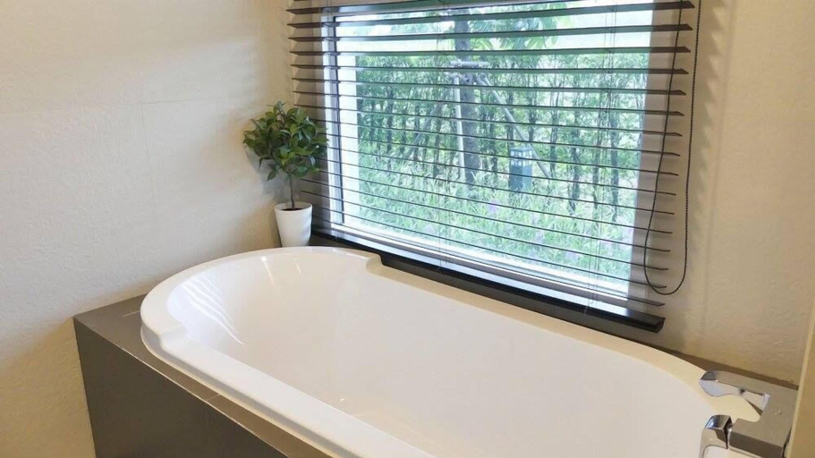 Bathroom 4, The Garden 304, Sri Mahar Pho