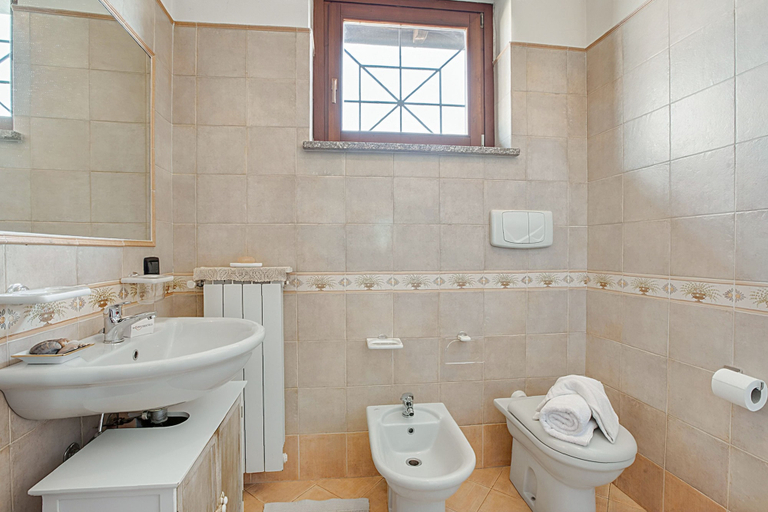 Bathroom 3, Alba Rosa Apartment - 2 Bed, 2 Bath, Varese