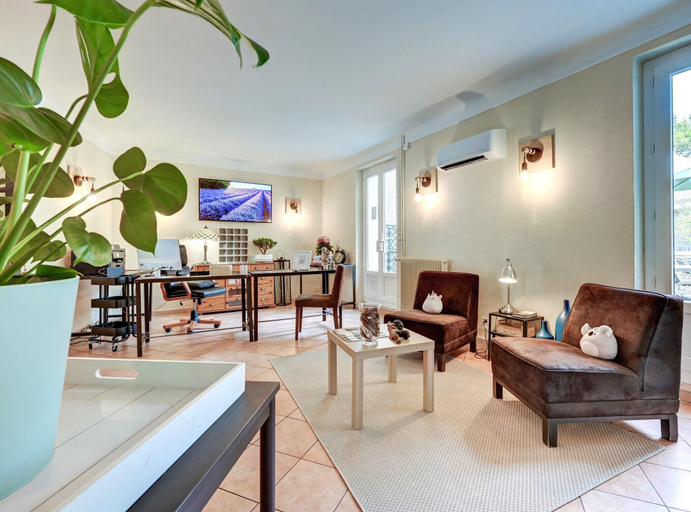 Public Area 3, Logis Hôtel La Bastide d'Entraigues, Vaucluse