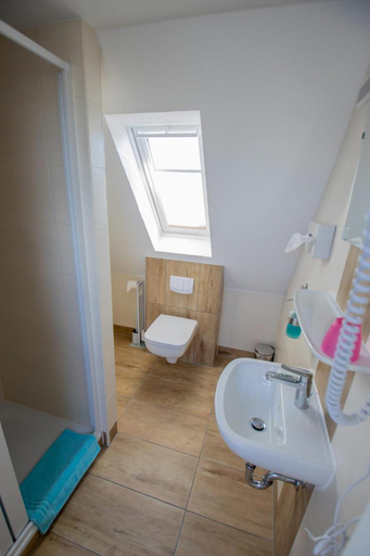 Bathroom 3, Hotel Pension Nordseewelle, Aurich