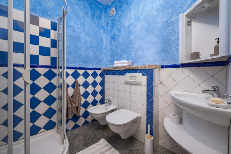 Bathroom 2, Casa Rossa, Vrsar