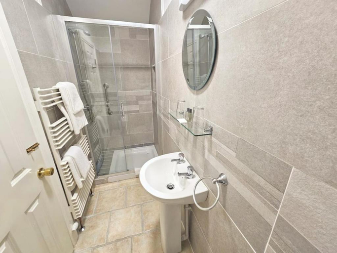 Bathroom 4, The Glenbeigh Hotel