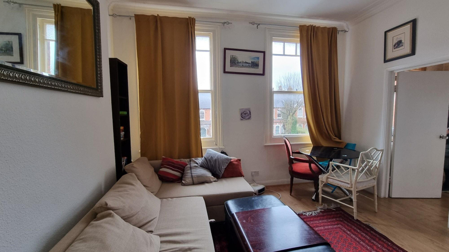 Others 4, Extra Large One Bedroom Flat With Parking, London