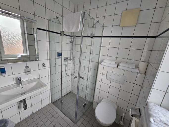 Bathroom 3, Thalinger Hof, Linz Land
