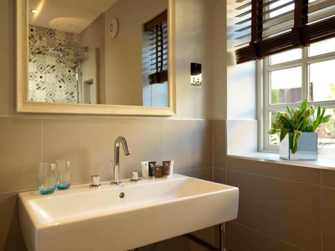Bathroom 3, Wentbridge House Hotel, Wakefield