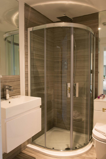 Bathroom 4, The Angel Inn, Wiltshire