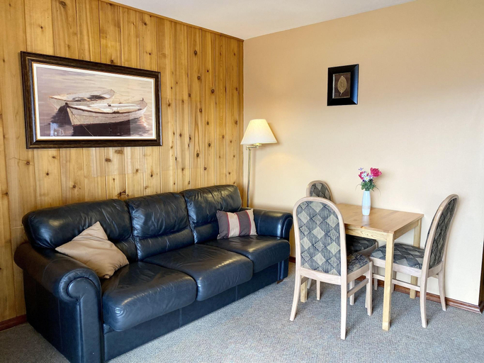 Bedroom 2, Rocky Mountain Springs Lodge, East Kootenay