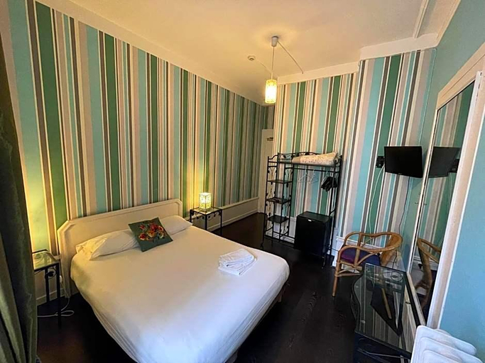Room 2, Le Carrv D Aix, Savoie
