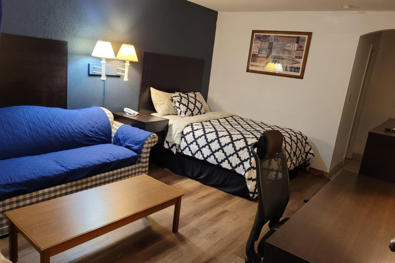 Room 4, Sky Palace Inn Suites Hutchinson, Reno
