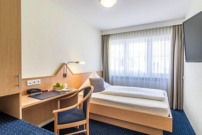 Bedroom 3, Hotel Garni Oberrhein, Lörrach