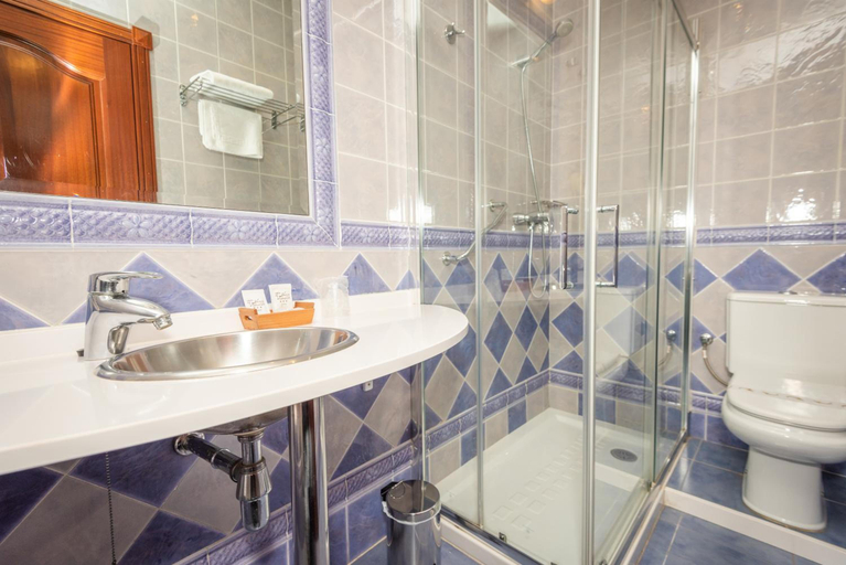 Bathroom 3, Hotel Castillo De Gauzón, Asturias