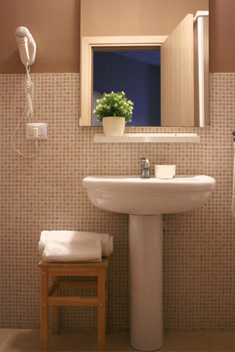 Bathroom 3, Ankon Hotel, Ancona