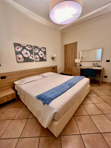 Bedroom 3, Albergo Africa, Pisa