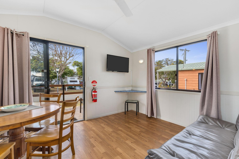 Room 3, Fisherman's Beach Holiday Park, Livingstone - Pt B