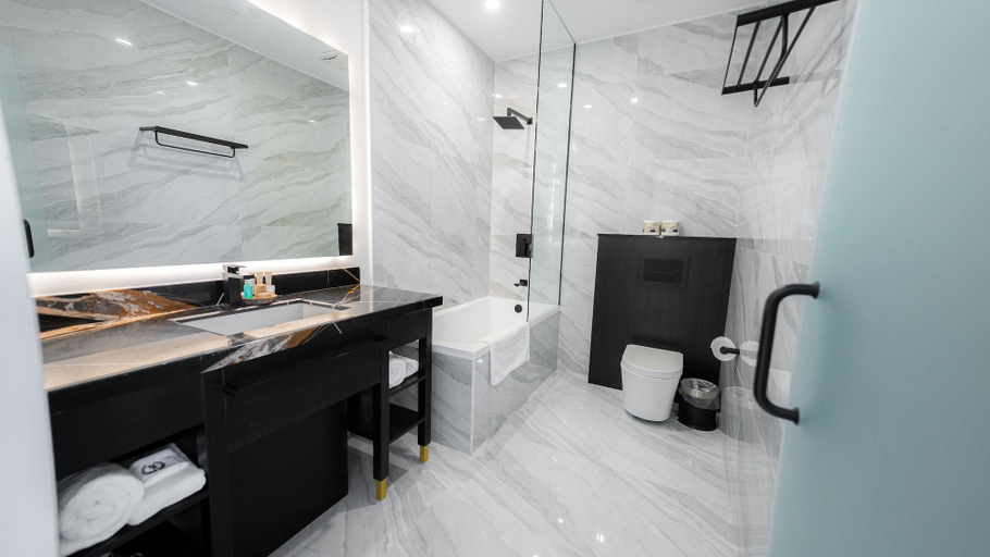 Bathroom 4, Mount Alverno Luxury Resorts, Peel